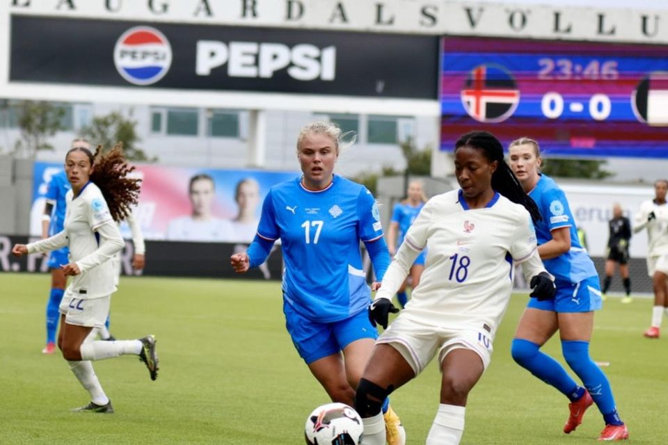 Hin franska Oriane Jean Francois á boltanum og Agla María Albertsdóttir fylgist með.