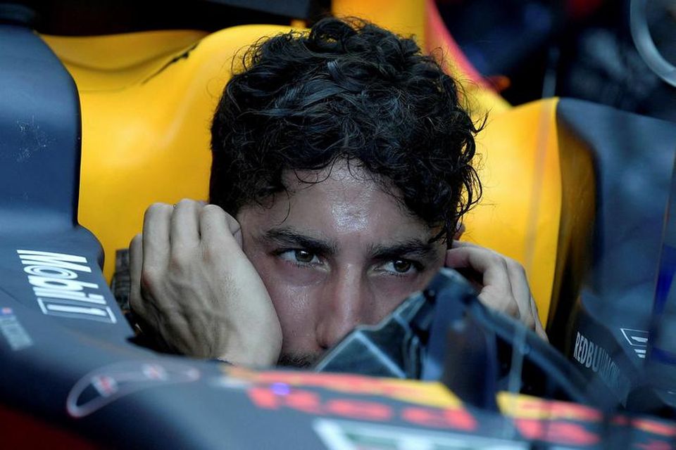 Daniel Ricciardo undirbýr sig undir æfinguna í Búdapest í morgun.