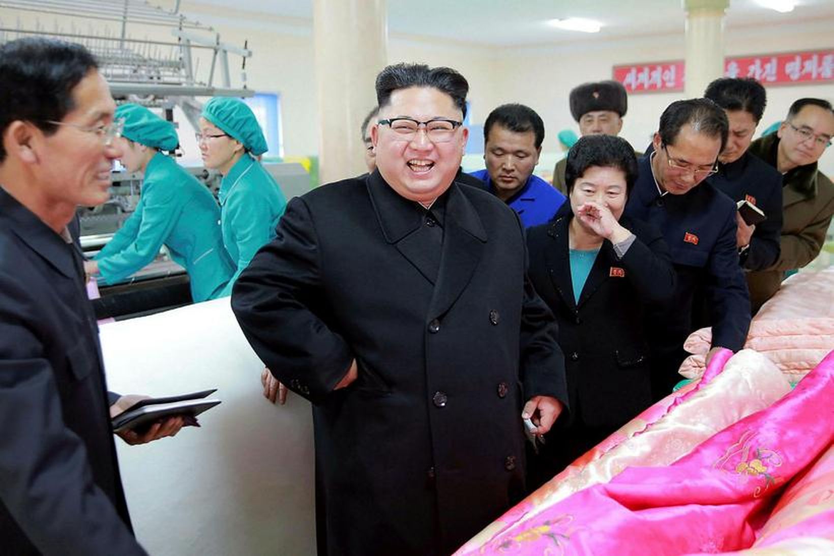 Kim Jong-Un, leiðtogi Norður-Kóreu, í heimsókn í silkiverksmiðju í höfuðborginni …