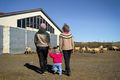 Mikilvæg Litla &bdquo;bóndakonan&ldquo; Edda María, 19 mánaða, leiðir mömmu og ömmu að fjárhúsunum, tilbúin að skipa heyrnarlausu kindinni Sunnu fyrir verkum. Saga og myndbönd af þessu óvænta tvíeyki hafa kannski haft meiri áhrif á almennan lesanda í daglegu fréttaflæðinu en margur gerir sér grein fyrir.