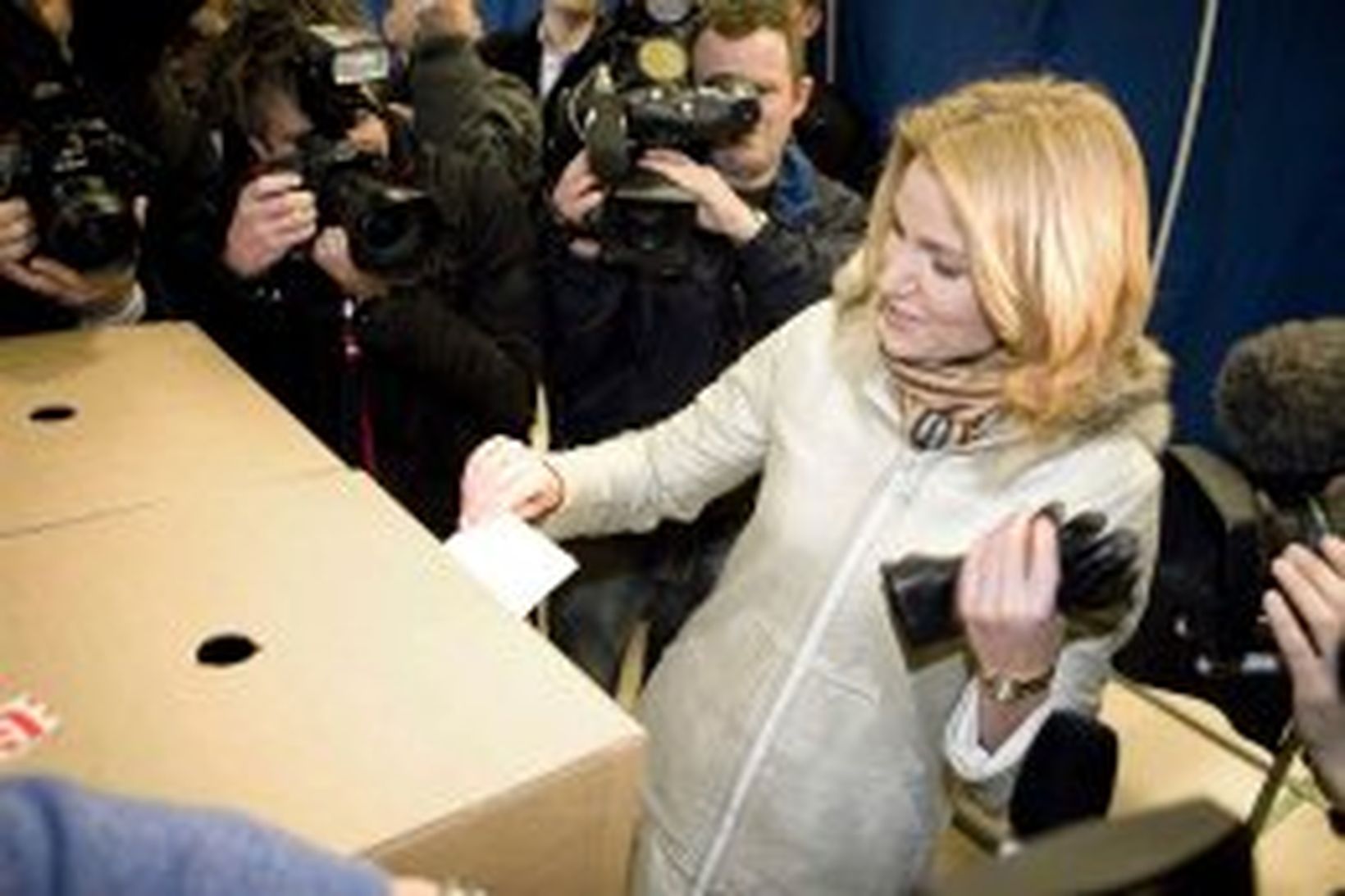 Helle Thorning-Schmidt, leiðtogi Jafnaðarmannaflokksins, greiðir atkvæði í Kaupmannahöfn í kvöld.