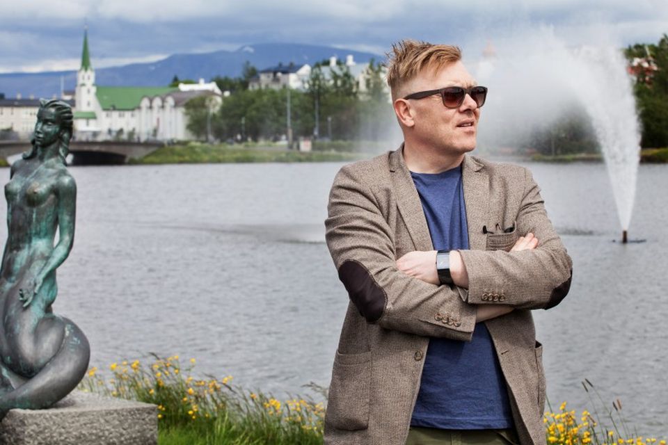 Jón Gnarr tekur við Hafmeyjunni í Reykjavíkurtjörn.