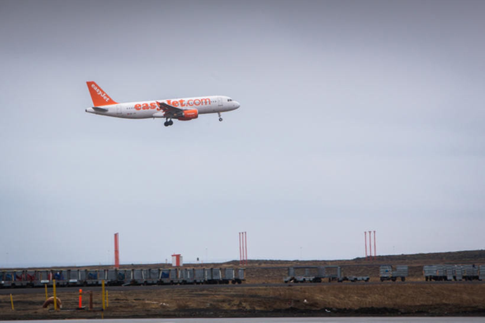 Airbus vél frá easyJet tekur á loft frá Keflavíkurflugvelli.