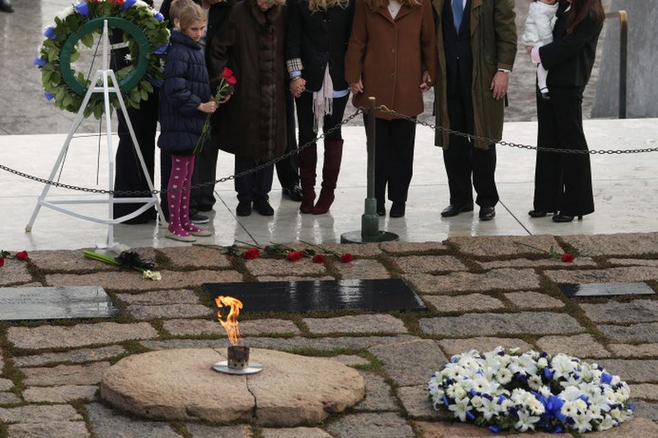 Jean Kennedy Smith sendiherra og systir John F. Kennedys heimsótti leiði bróður síns í dag.