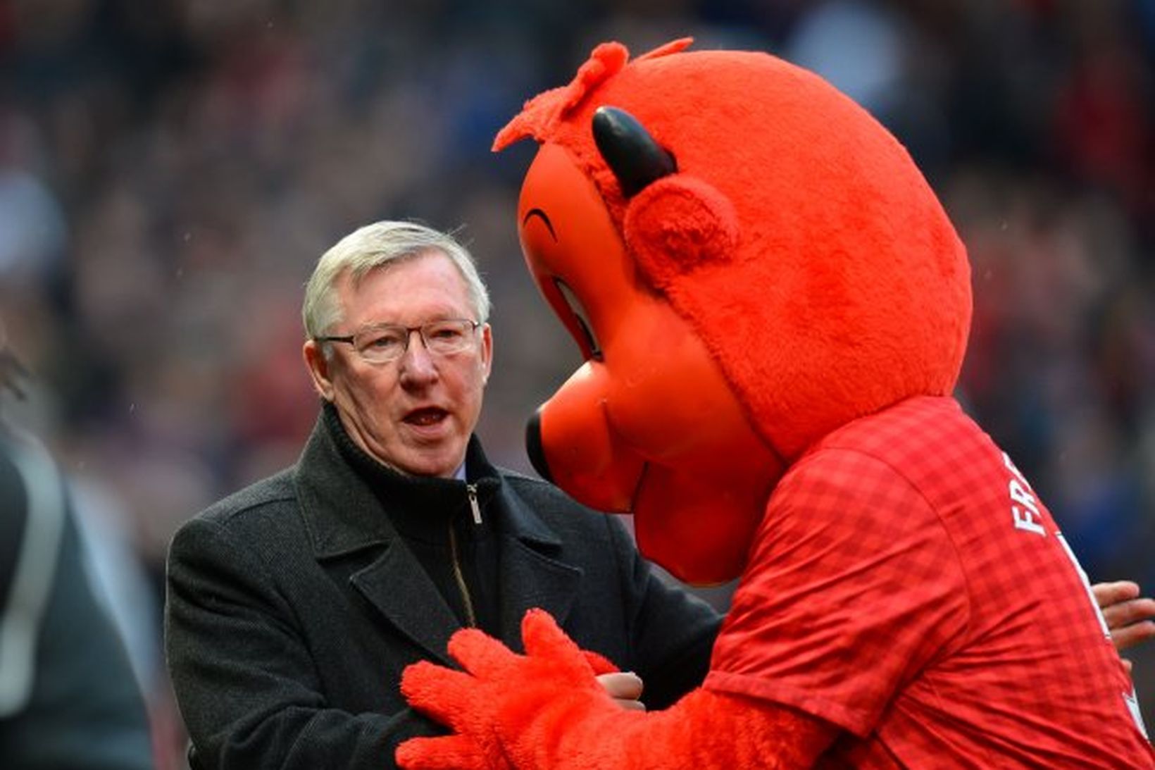 Alex Ferguson ræðir við lukkudýr Manchester United á Old Trafford …