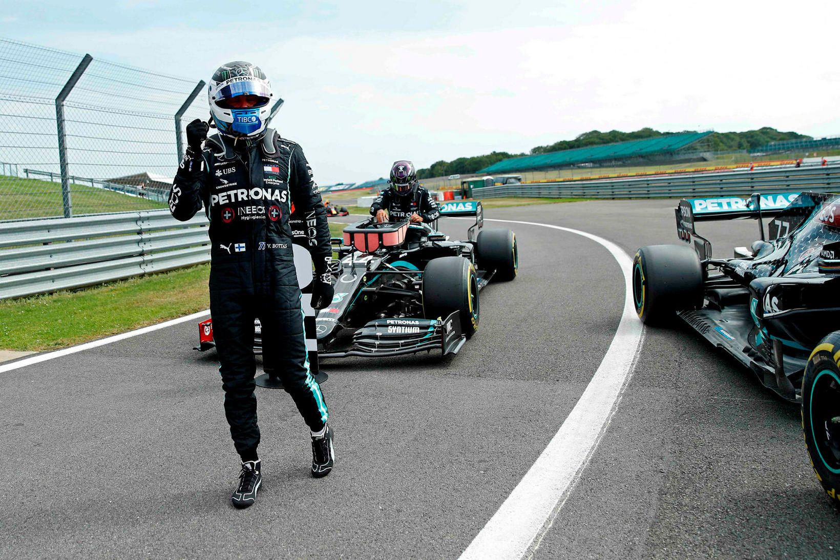 Valtteri Bottas fagnar ráspólnum í Silverstone.