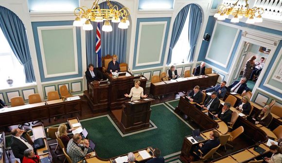 Starfsáætlun Alþingis út um þúfur