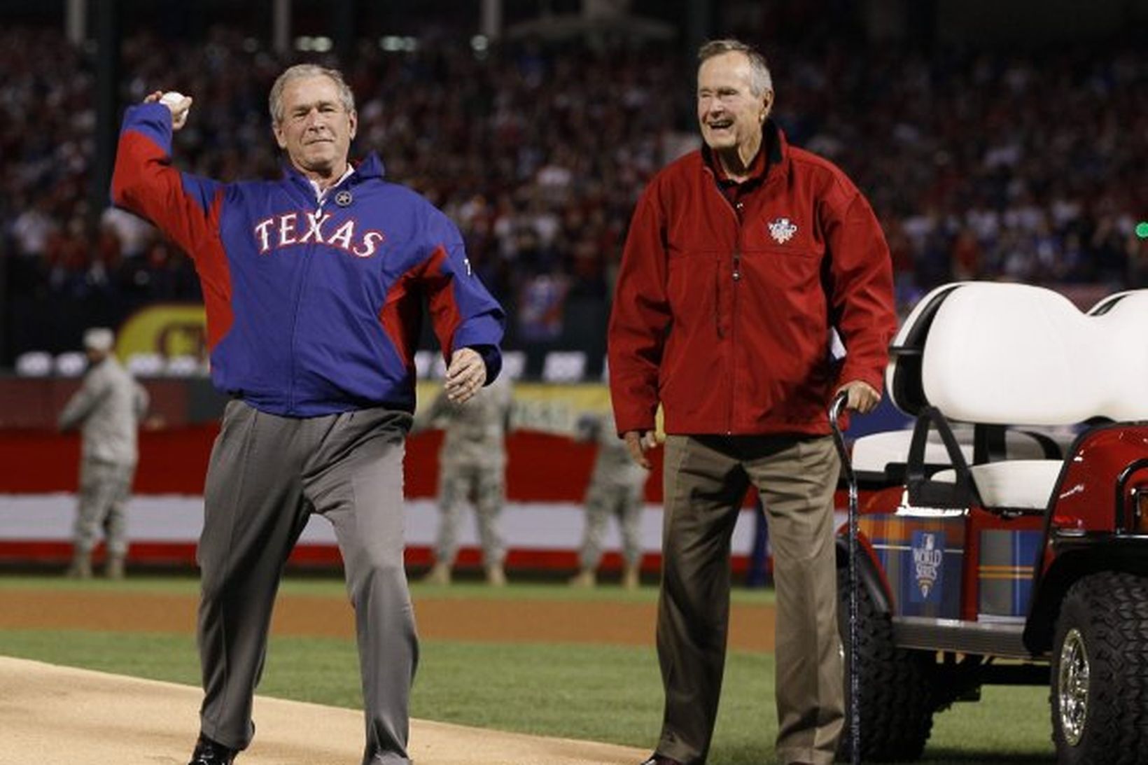 Fyrrverandi forsetinn George W. Bush, á leik á Rangers Ballpark …