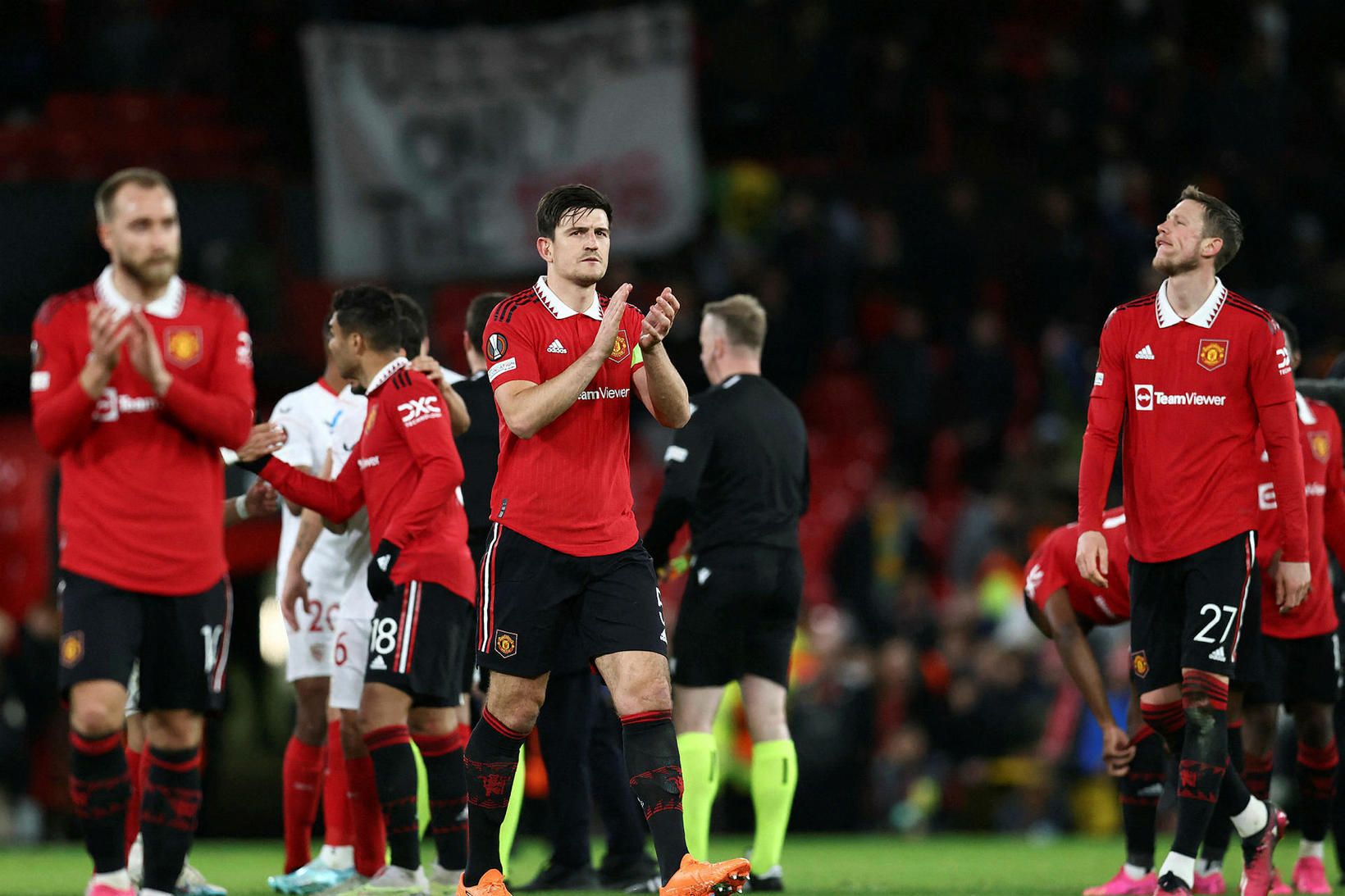 Leikmenn Manchester United niðurlútir eftir jafnteflið í gærkvöldi.