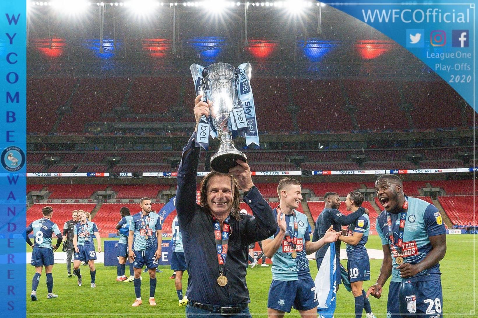 Gareth Ainsworth knattspyrnustjóri Wycombe Wanderers lyftir bikarnum á Wembley í …