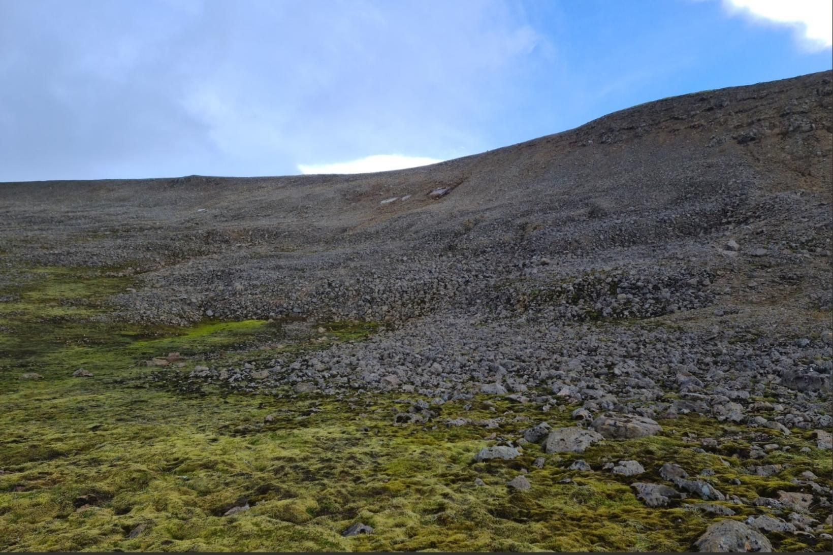 Verið er að flytja manninn á slysadeild.