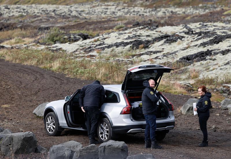 A police car at the scene near Vatnsskarð in Sveifluháls, north of Kleifarvatn Lake.