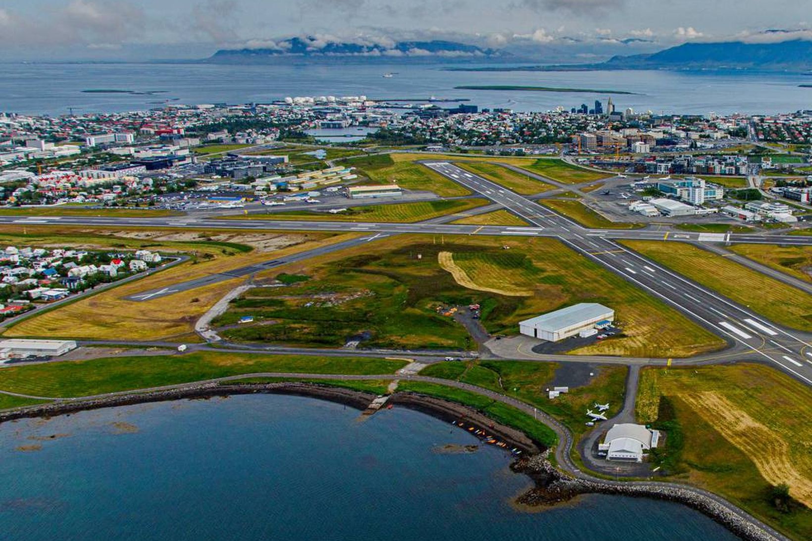 Fyrirhuguð íbúðabyggð er í næsta nágrenni við flugvöllinn.