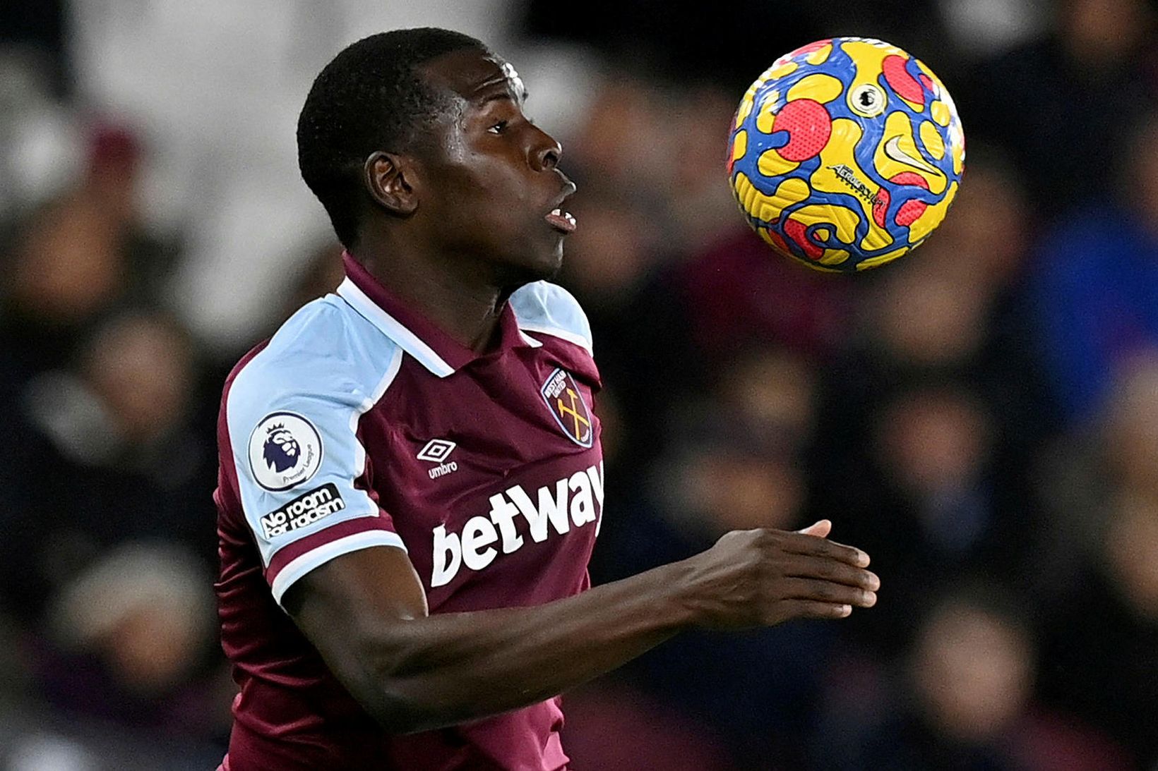 Kurt Zouma með boltann í leik West Ham og Watford …