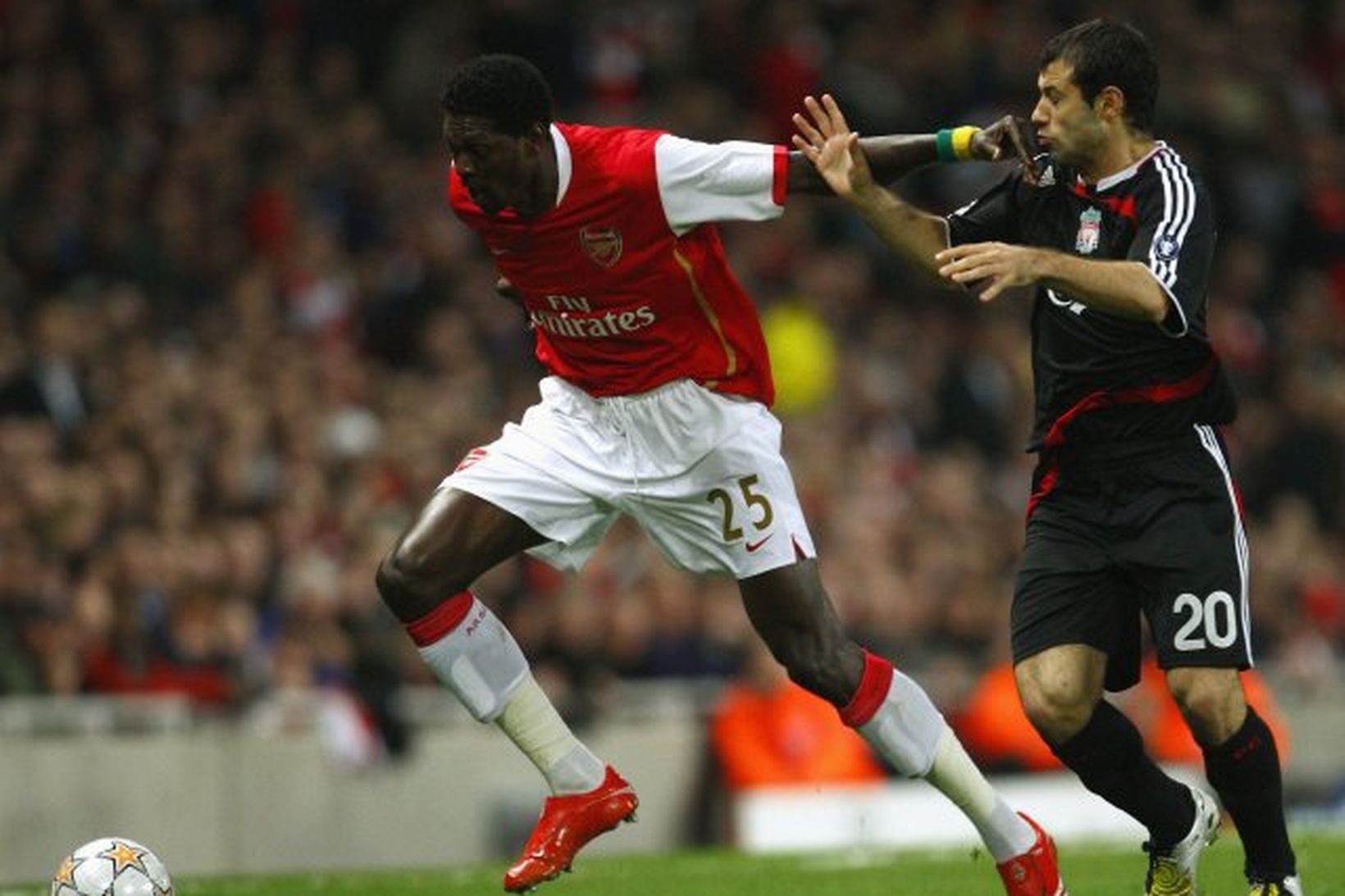 Emmanuel Adebayor kom Arsenal yfir og á hér í höggi …