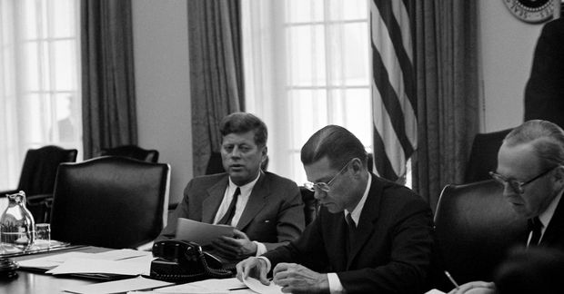 John F. Kennedy forseti og varnarmálaráðherra hans, Robert McNamara í Hvíta húsinu meðan á Kúbudeilunni …