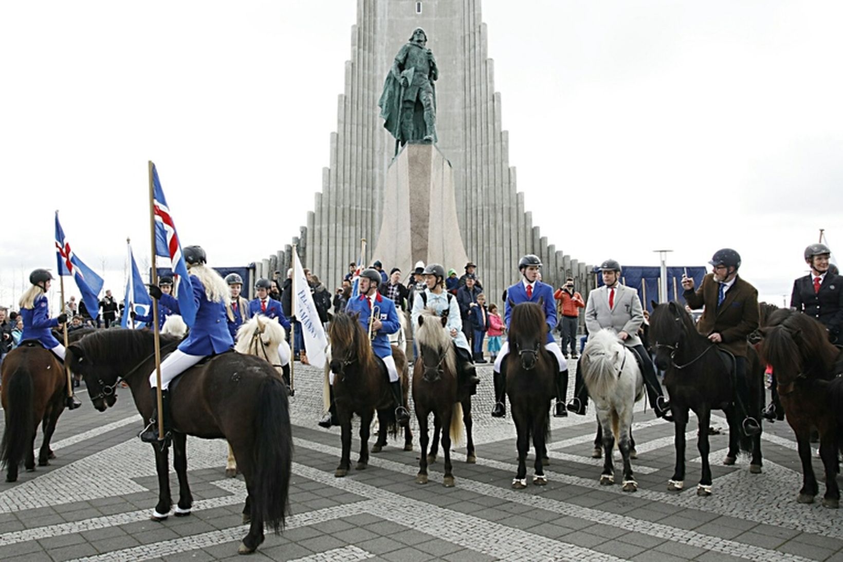 Við Hallgrímskirkju var sungið og síðan haldið niður eftir.