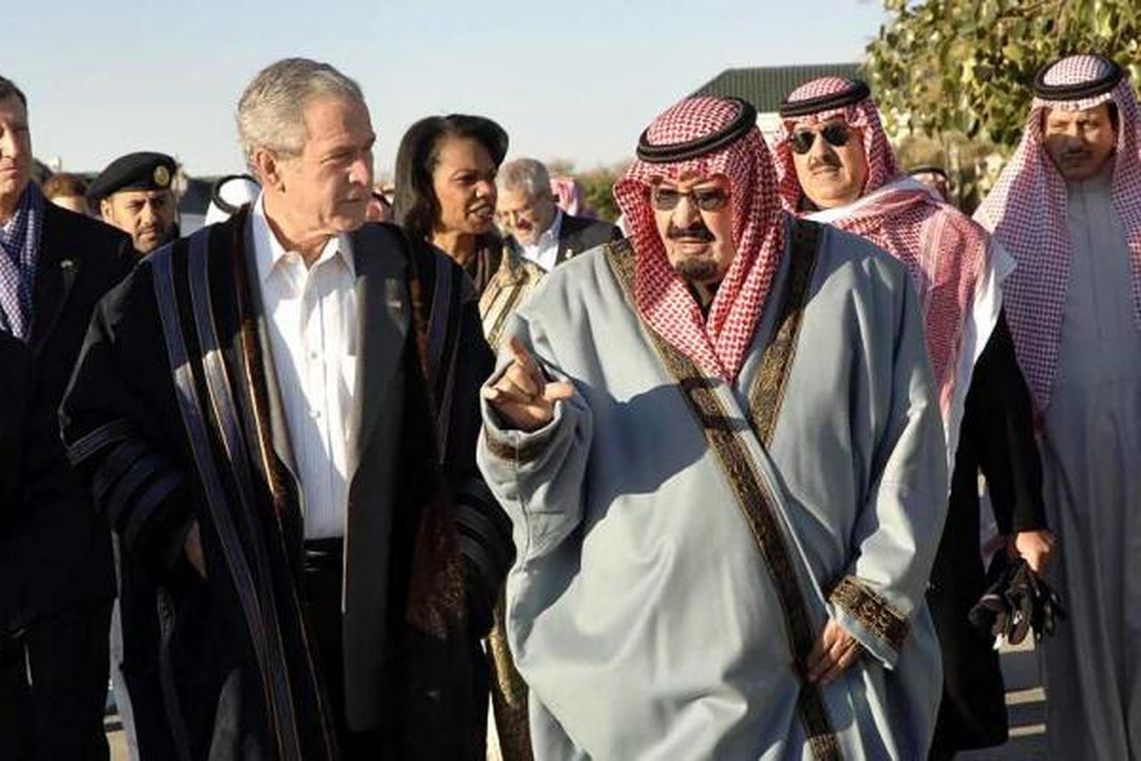 Bush sést hér ganga með Abdullah konungi í dag.