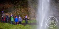 Íslenskir ferðamenn bak við Seljalandsfoss