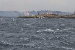 Byggingar í ljósum logum í bænum Hasvåg í sveitarfélaginu Flatanger í Norður-Þrændalögum í Noregi.