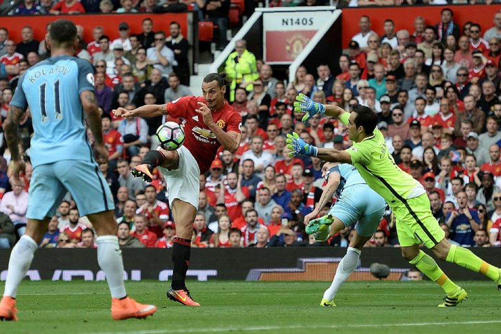 Zlatan Ibrahimovic, leikmaður Manchester United, skorar gegn Manchester City um …