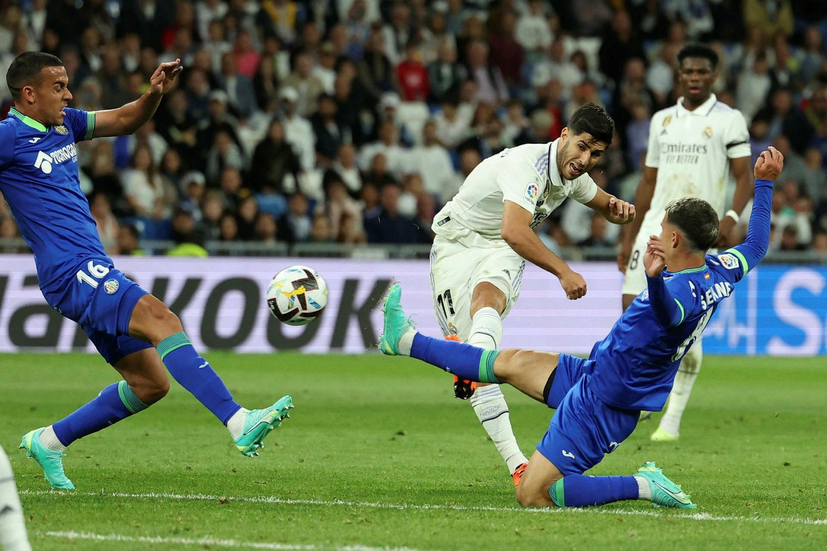 Marco Asensio skýtur að marki Getafe í kvöld.