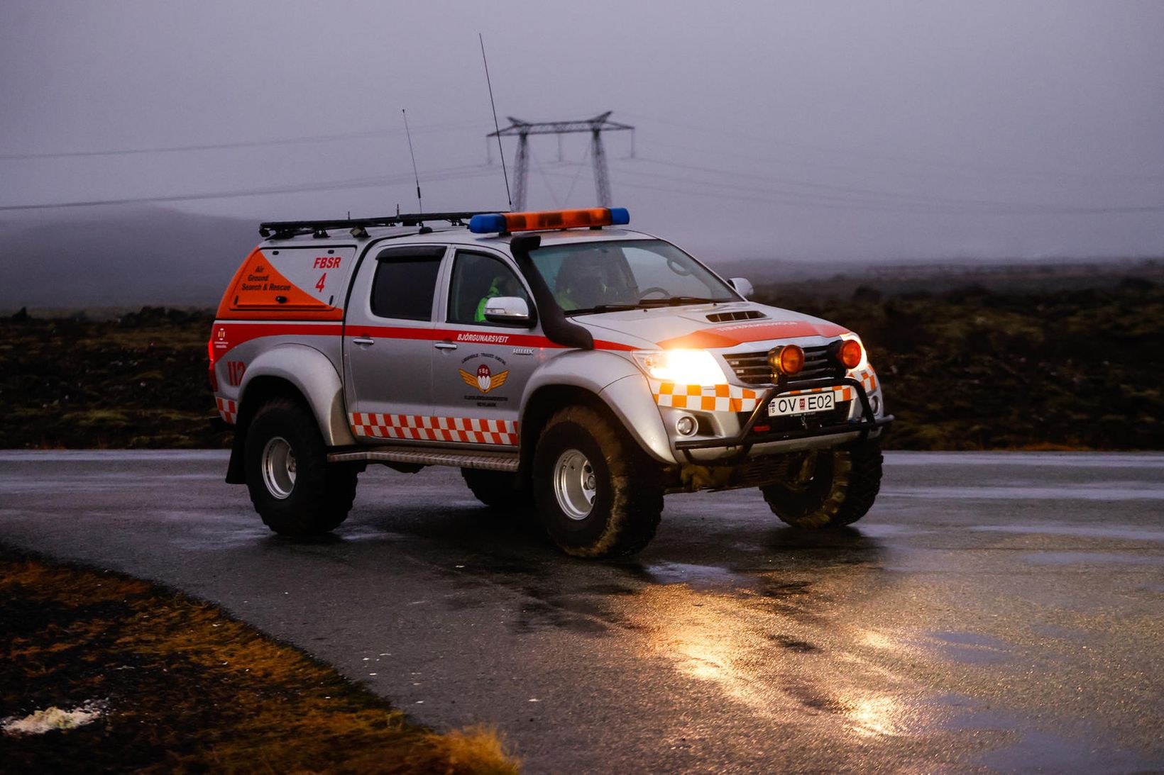 Fjölmennt lið björgunarsveitarfólks leitar nú að Almari.