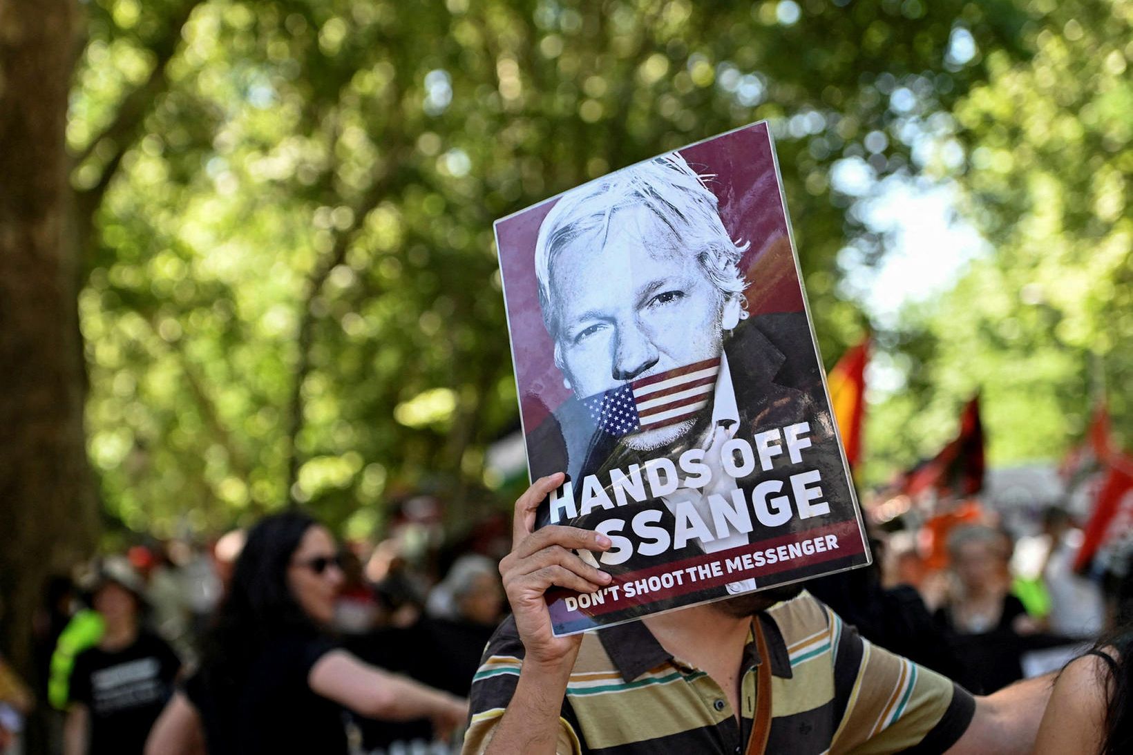 Julian Assange gæti átt allt að 175 ára fang­els­is­dóm yfir …