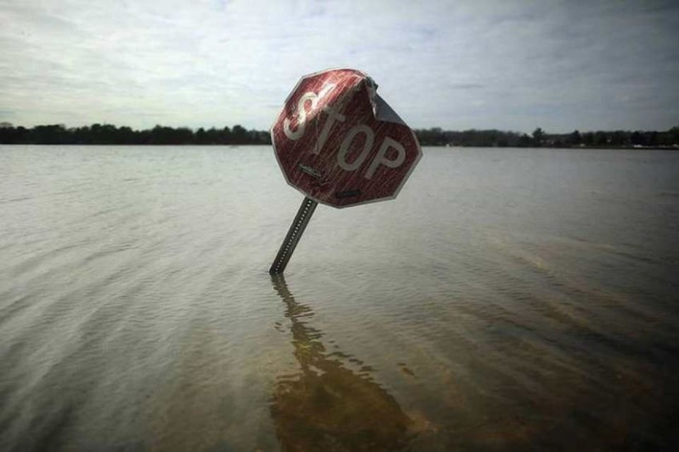 Stop! Stöðvunarskylda á kafi í vatni í strandbæ í New Jersey.