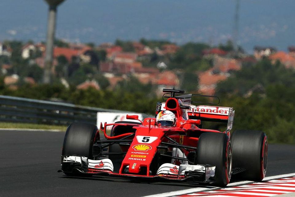 Sebastian Vettel á ferð í tímatökunni í Búdapest.