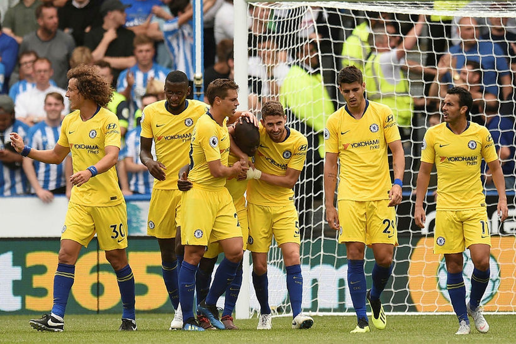Leikmenn Chelsea fagna marki N'Golo Kante gegn Huddersfield í dag.