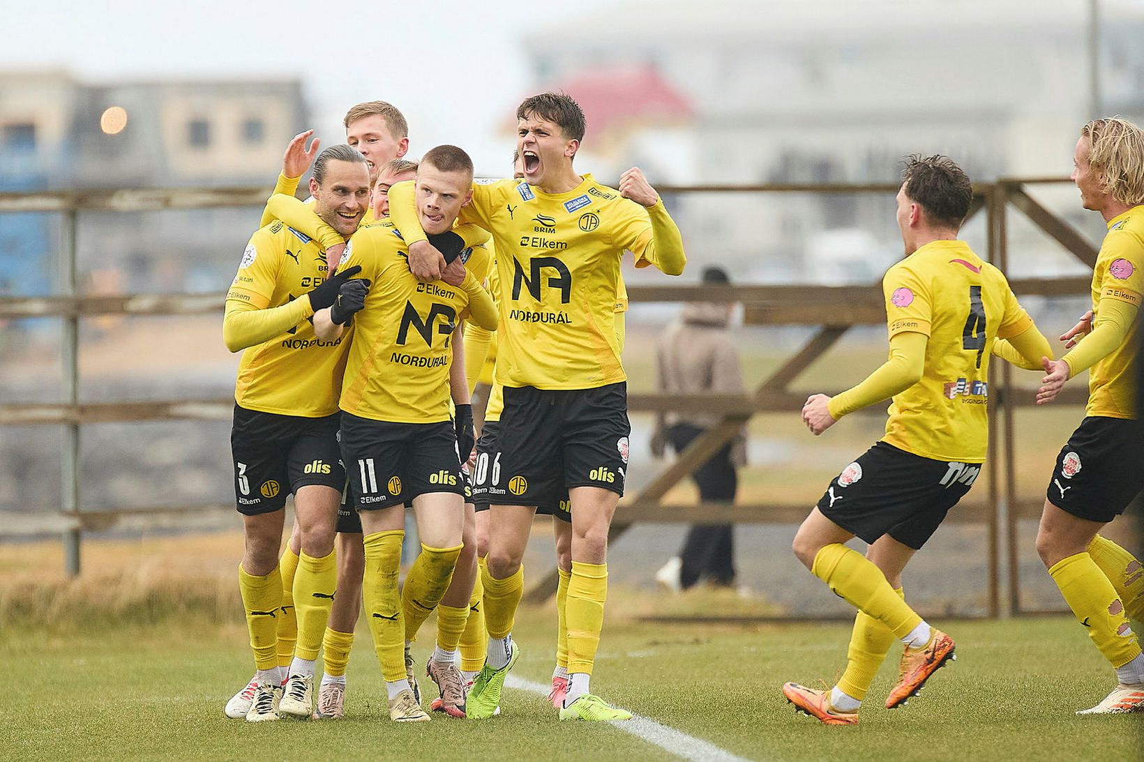 Skagamenn fagna marki Hinriks Harðarsonar í dag.