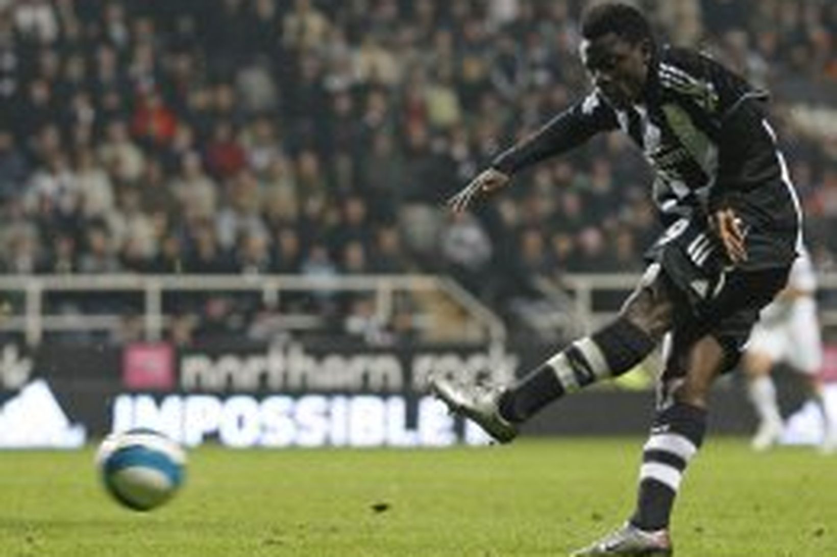 Obafemi Martins skorar fyrsta markið á St.James' Park í kvöld.