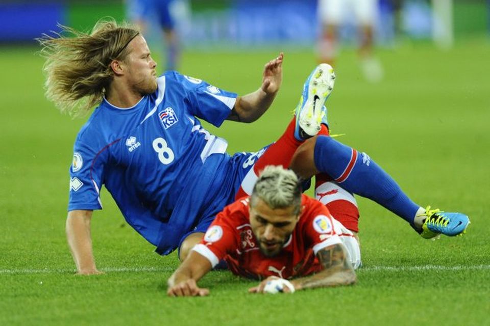 Birkir Bjarnason hefur Svisslendinginn undir.