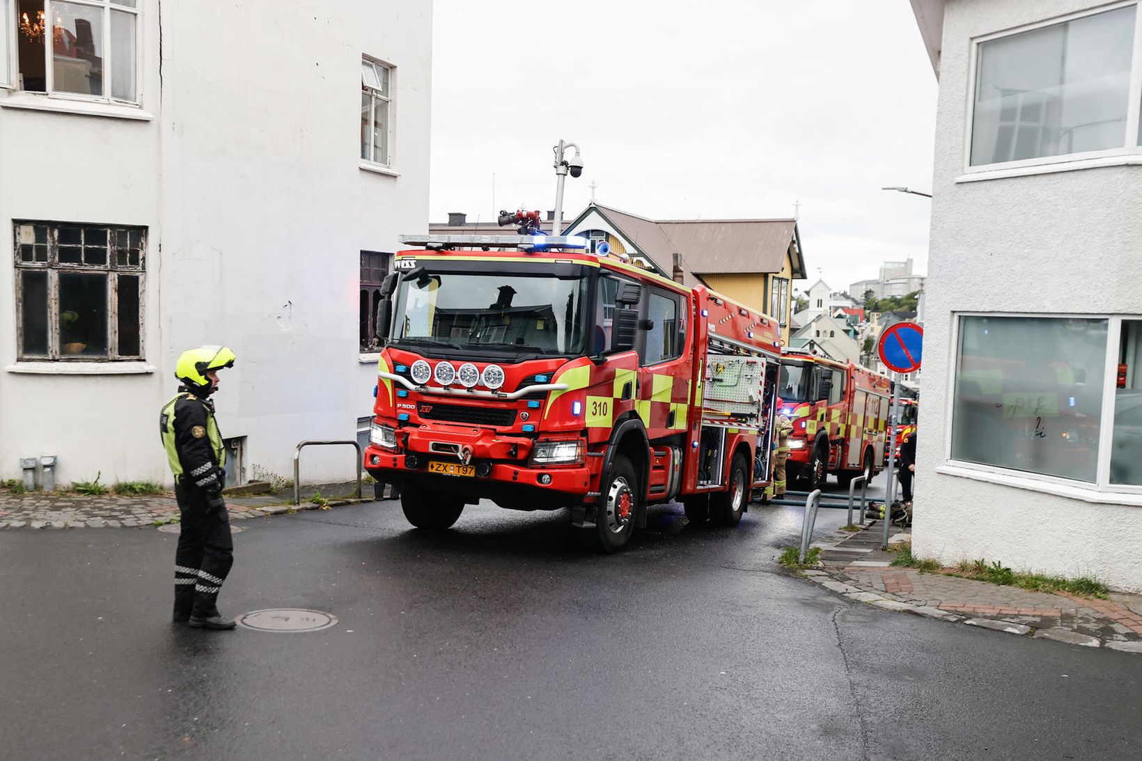 Allt til­tækt slökkvilið var kallað til.