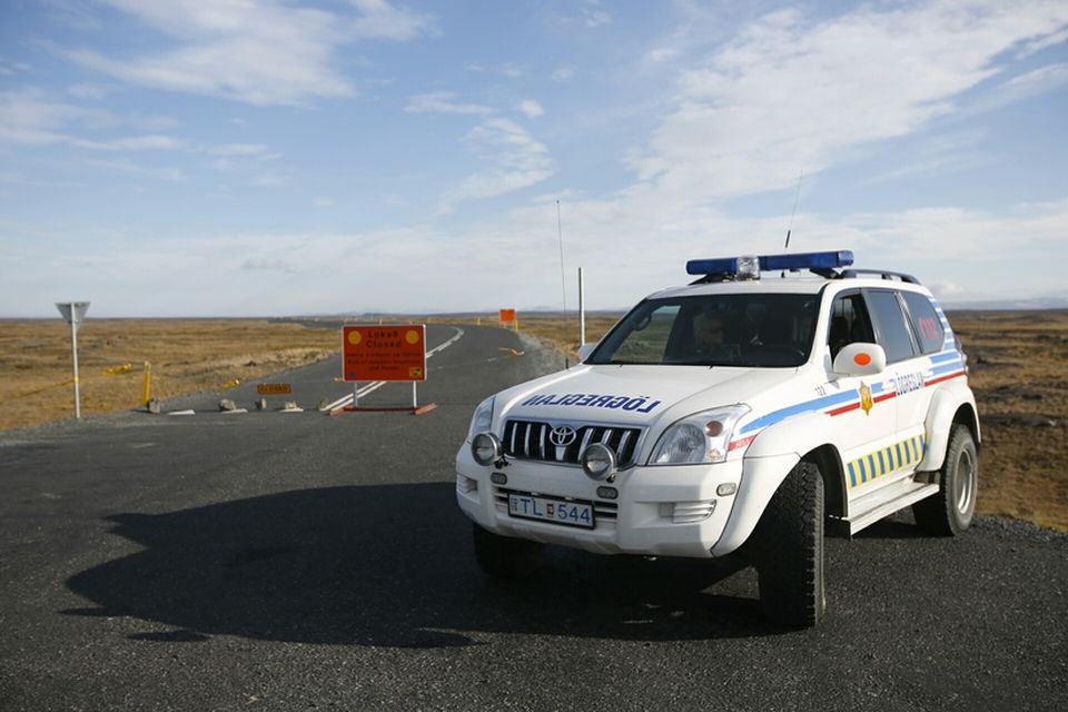 Lögreglan á Húsavík hefur lokað vegum að eldstöðinni í Holuhrauni.