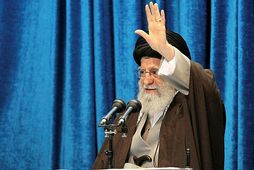 Ayatollah Ali Khamenei, æðstiklerkur Írans, kallaði eftir þjóðarsamstöðu og sagði „óvini Írans“, það er Bandaríkin …