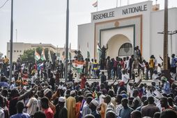 Stuðningsmenn veifa nígerska fánanum til stuðnings herforingjastjórninni, fyrir framan þjóðþingið í Niamey í dag.