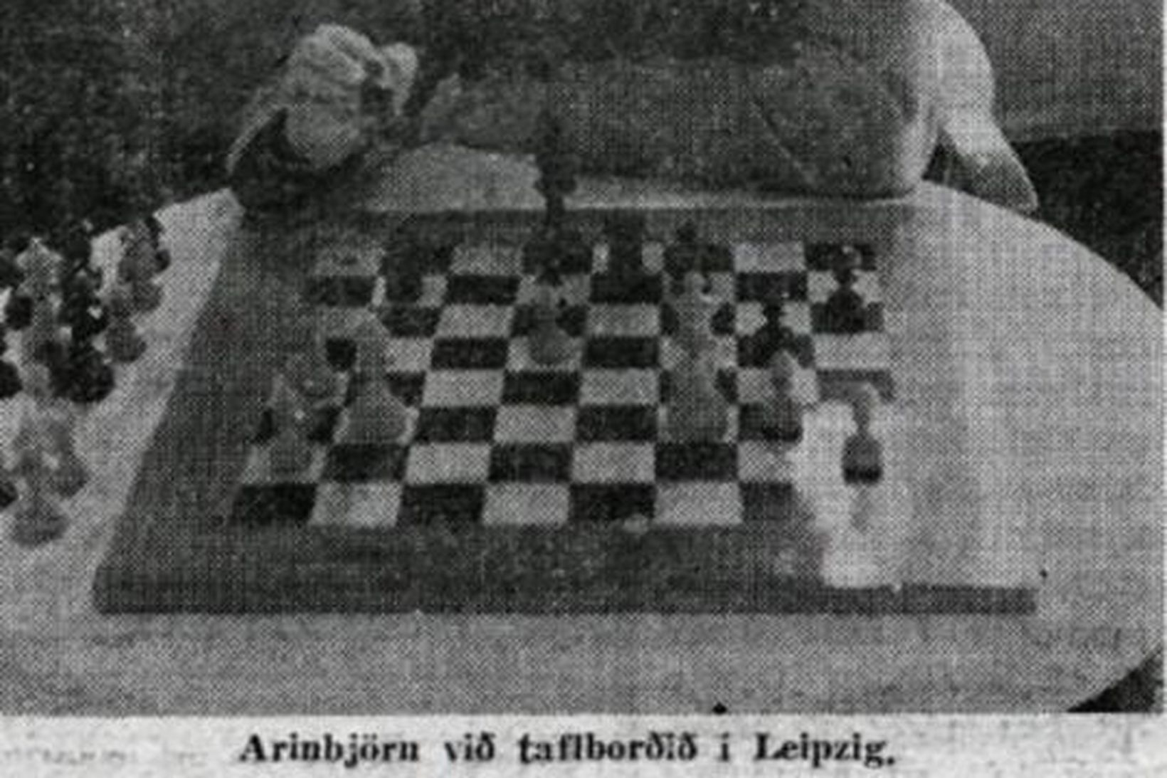 Arinbjörn Guðmundsson við taflborðið á Ólympíuskákmótinu í Leipzig árið 1960.