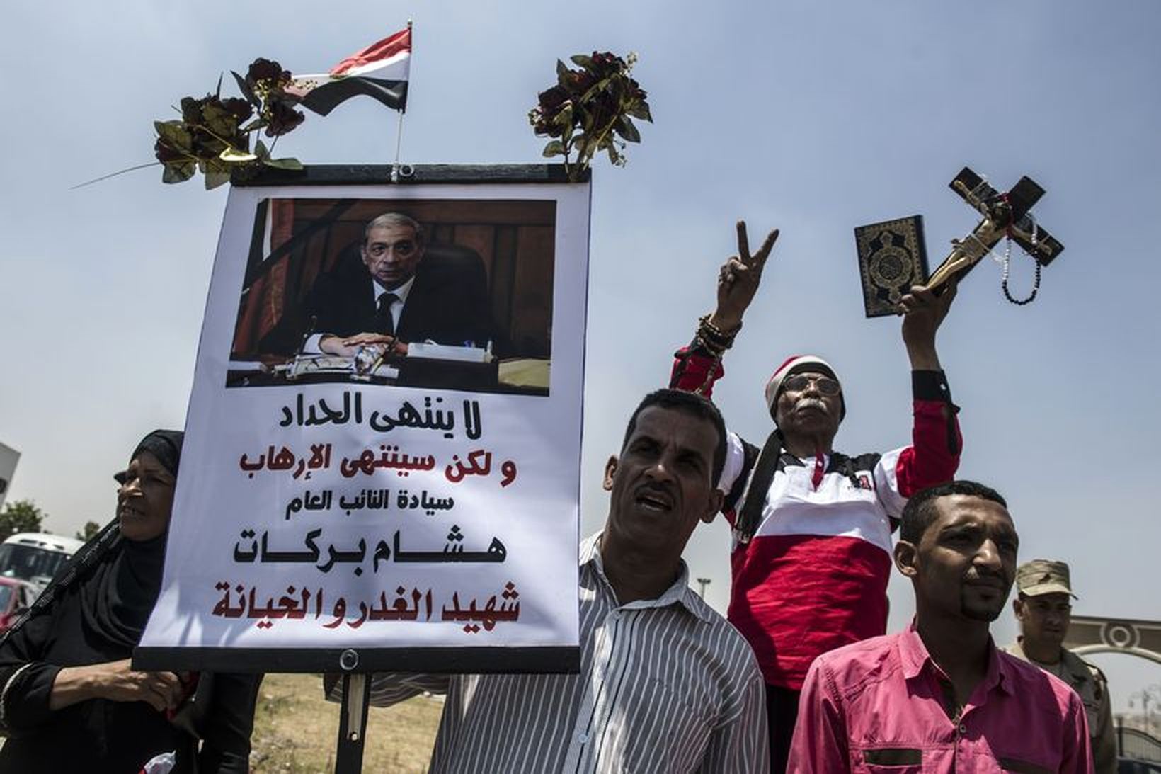 Egyptar minnast ríkissaksóknarans Hisham Barakat, sem lést í sprengjuárás.
