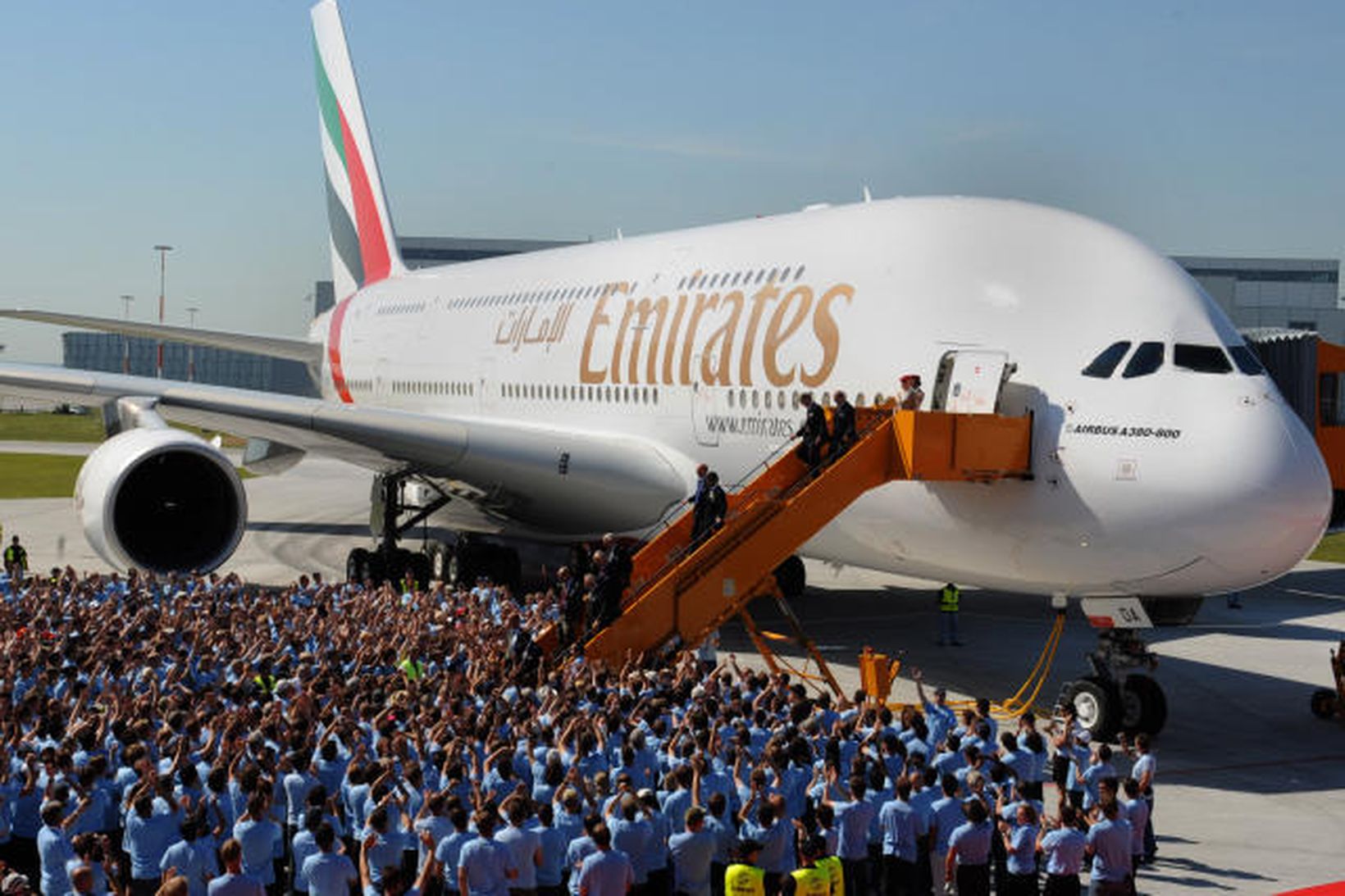 Fyrsta A380 þota Emirates afhent í Dubai á mánudaginn.