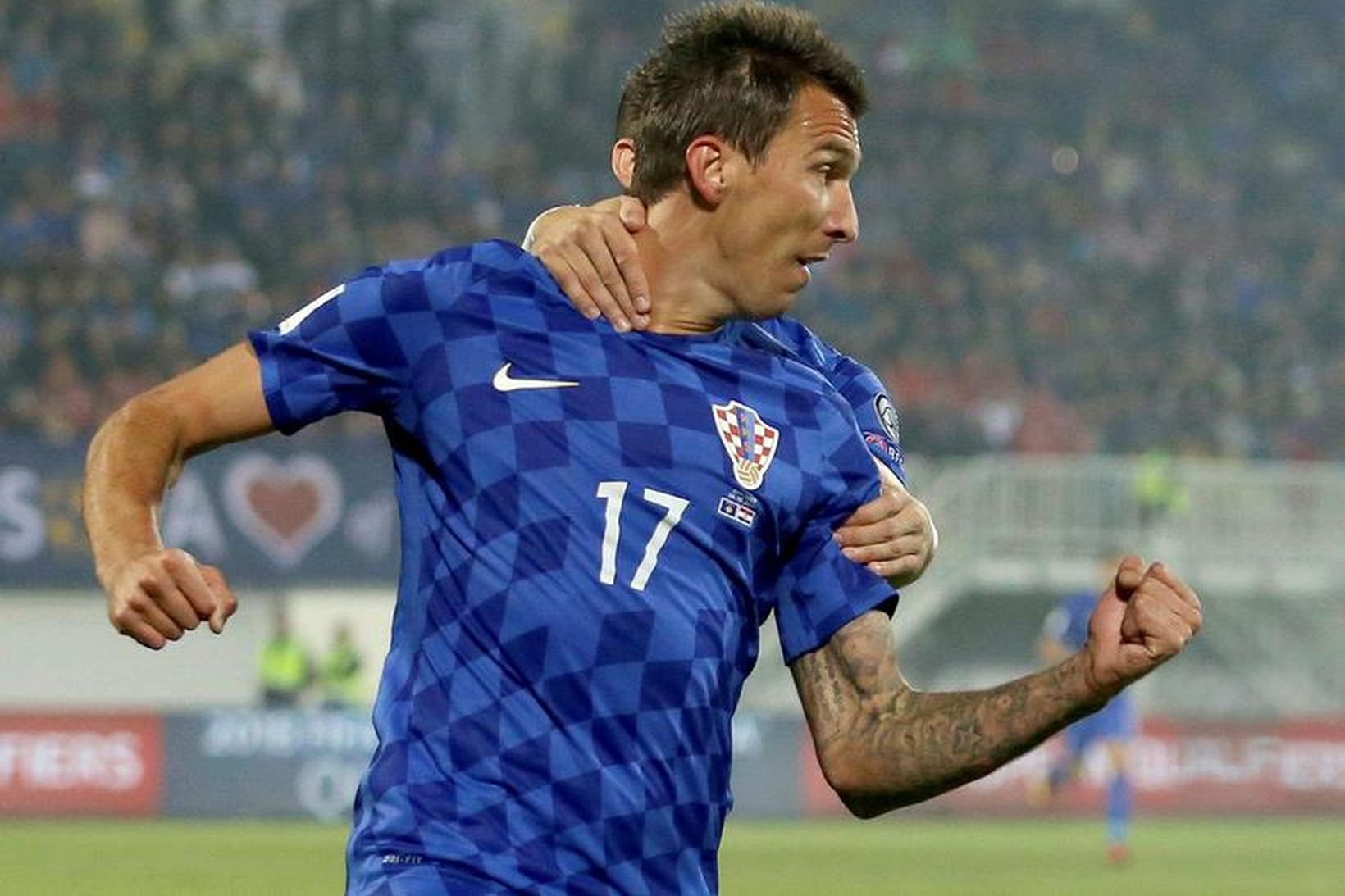 Mario Mandzukic fagnar í kvöld. Hann gerði þrennu fyrir Króatíu.