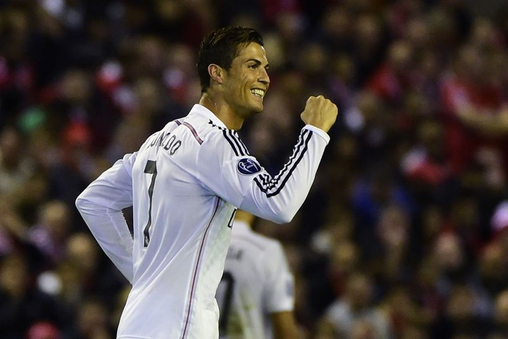 Cristiano Ronaldo fagnar marki sínu á Anfield í gærkvöld.