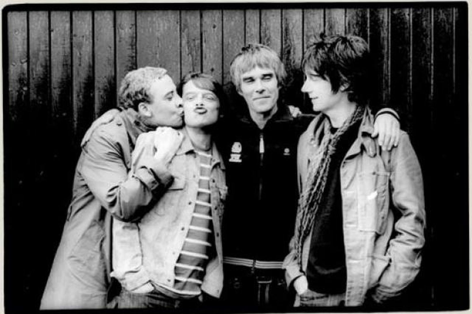 The Stone Roses. Rósirnar hafa verið vökvaðar og munu þær …