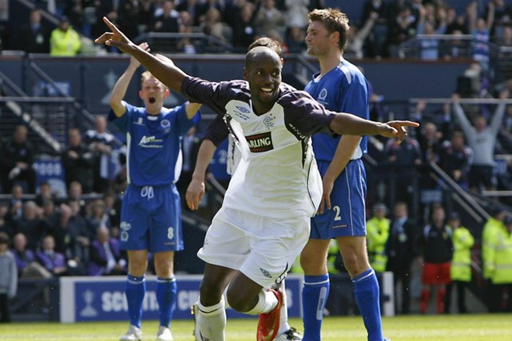 DaMarcus Beasley fagnar marki sínu á Hampden Park í dag.