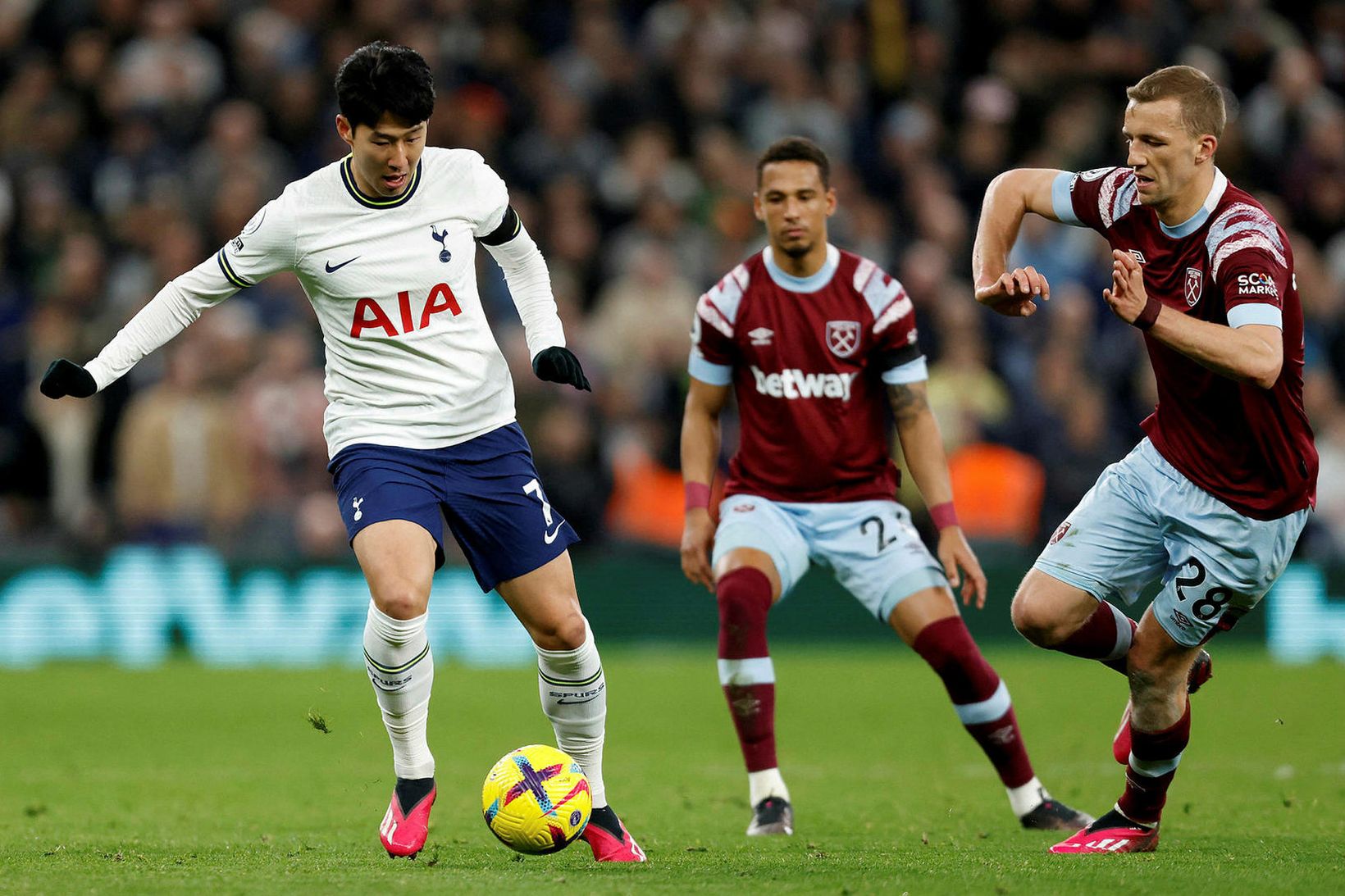 Son Heung-Min með boltann í kvöld.