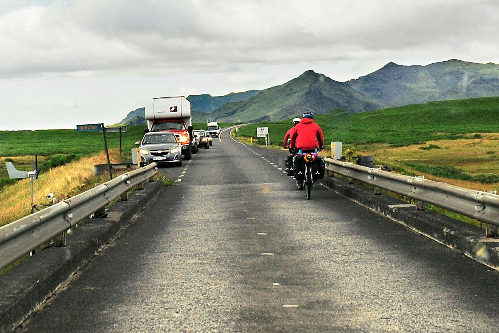 Gamla brúin er orðin meira en 50 ára gömul og …