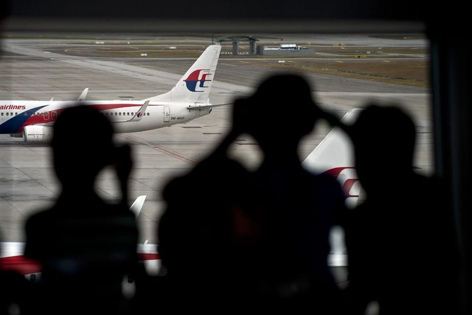 Fylgst með vél Malaysia Airlines á flugvellinum í Kuala Lumpur í Malasíu.