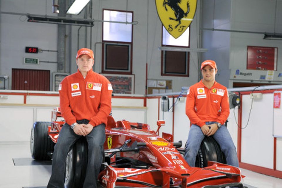 Räikkönen (t.v.) og Massa á 2008-bílnum í bílsmiðju Ferrari.