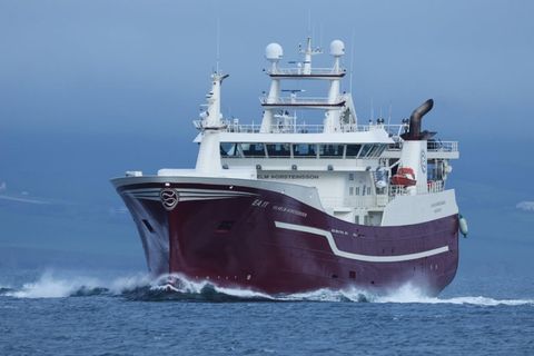 Vertíðin er hafin. Uppsjávarskip Samherja, Vilhelm Þorsteinsson EA 11, siglir hér út Eyjafjörð á makrílveiðar.